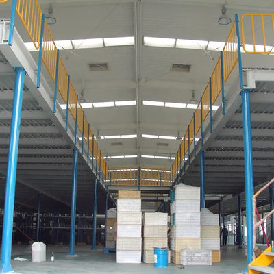 Cold Storage Warehouse Pallet Steel Storage Rack ISO9001 Dengan Cargo Lift